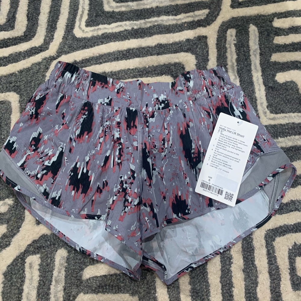 Lululemon Hotty Hot Short 2.5” - Picture 2 of 6